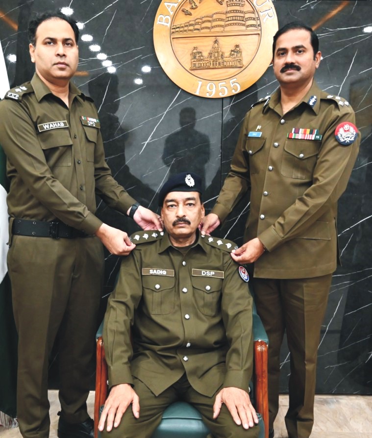 انسپکٹر سے ڈی ایس پی کے عہدے پر ترقی؛ آر پی او غازی محمد صلاح الدین نے افسران کو بیجز لگا ئے