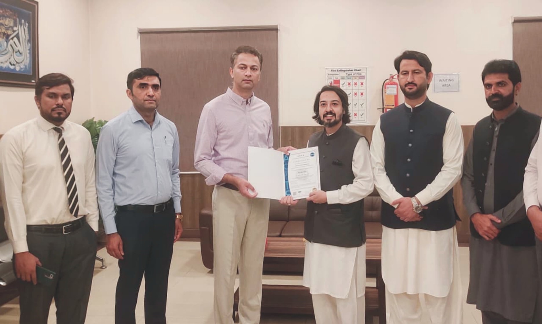 ڈپٹی کمشنر سید حسن رضا نے انچارج خدمت مرکز عبد الاحد گردیزی کو آئی ایس او سرٹیفکیٹ عطا کیا
