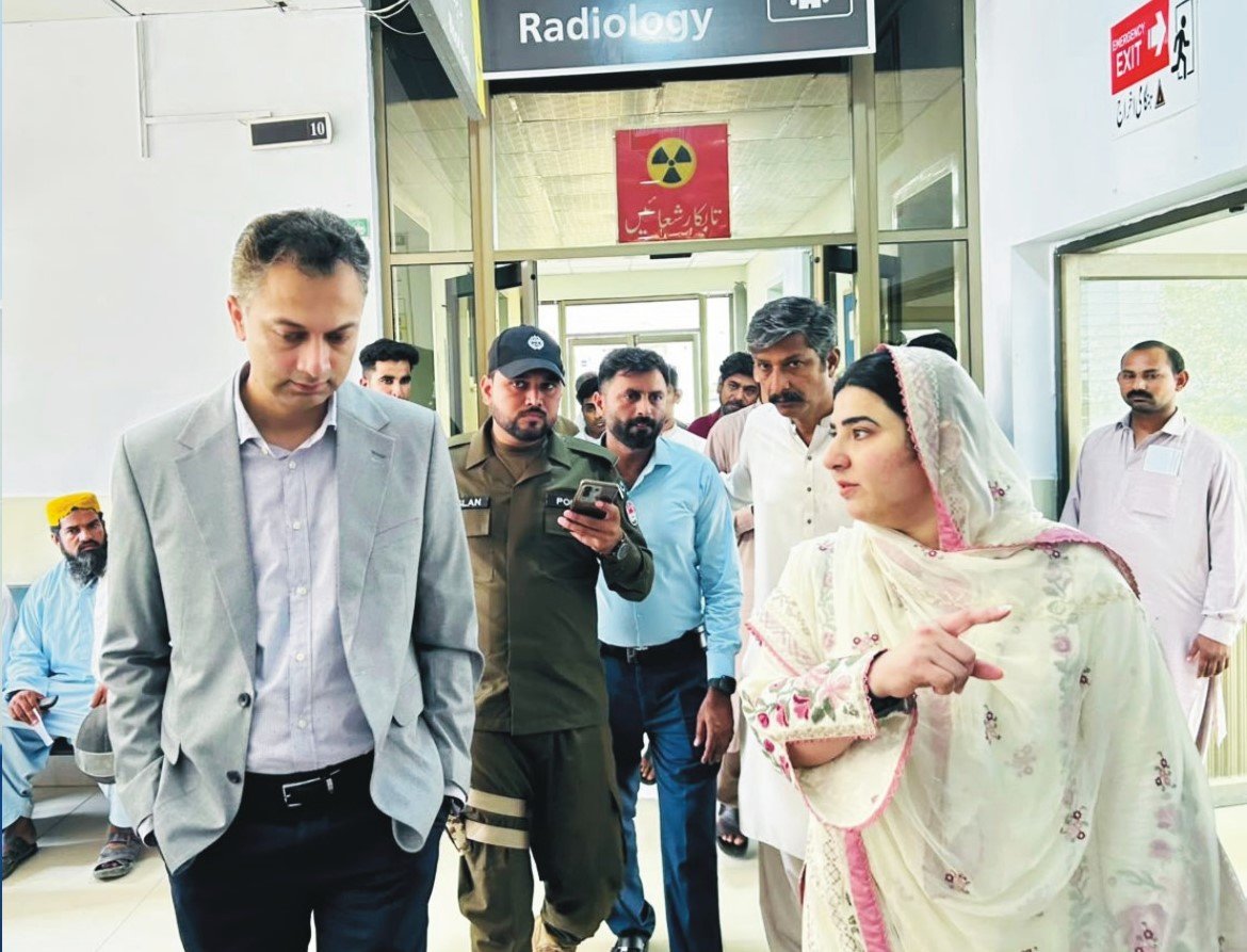 ڈپٹی کمشنرحسن رضا کا احمد پور شرقیہ کا دورہ،مریم نواز ہیلتھ کلینک میں صفائی کے ناقص انتظامات پراظہارِ برہمی