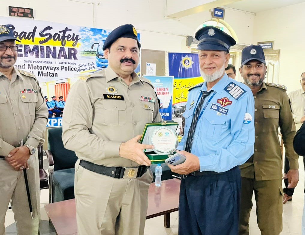 محفوظ سفر:موٹروے پولیس کا ڈرائیورز کو ٹریفک قوانین کی آگاہی اور حادثات سے بچاؤ پر سیمینار